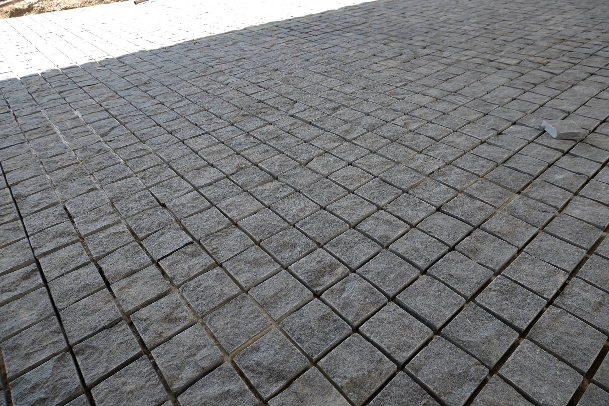 Jak dobrać grubość kostki brukowej do różnych zastosowań