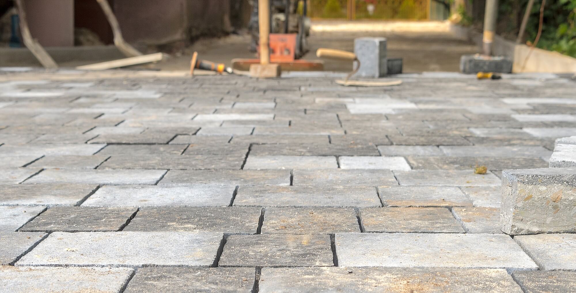 Kostka gruboziarnista vs drobnoziarnista — czym się różnią