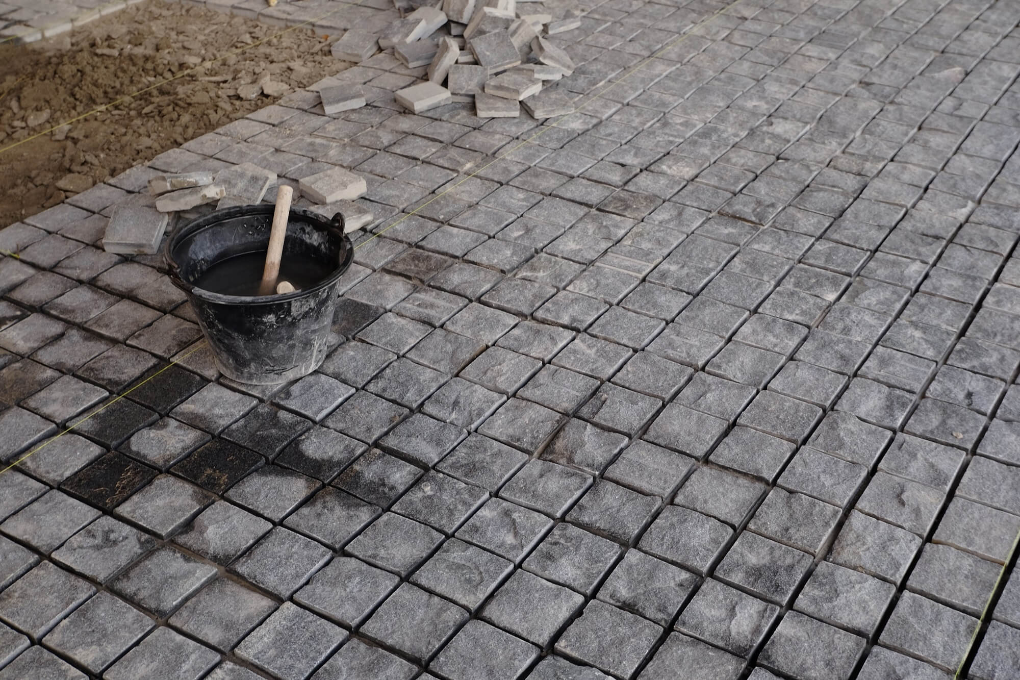 Strefa wejściowa domu — jaka kostka daje najbardziej elegancki efekt